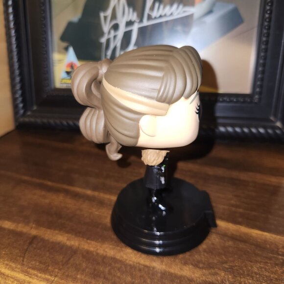 Pop! Star Wars QiRa Vinyl Bobblehead Figure 241 Collectible Toy New In Box - Picture 3 of 9